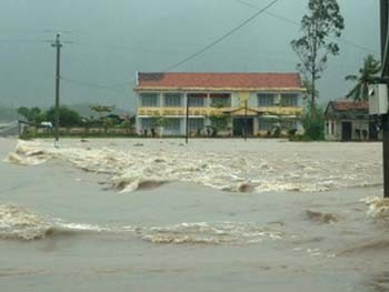A school is isolated by floodwaters in the central region last year’s September. About 110,000 residents should evacuate from landslide and flash flood prone areas in Vietnam (Photo: SGGP) A school is isolated by floodwaters in the central region last year’s September. About 110,000 residents should evacuate from landslide and flash flood prone areas in Vietnam (Photo: SGGP)